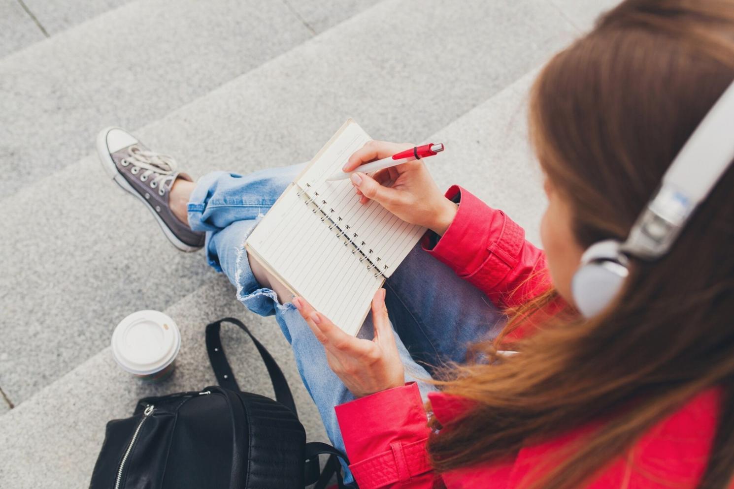 Bureau d'analyse financière avec graphiques et ordinateurs